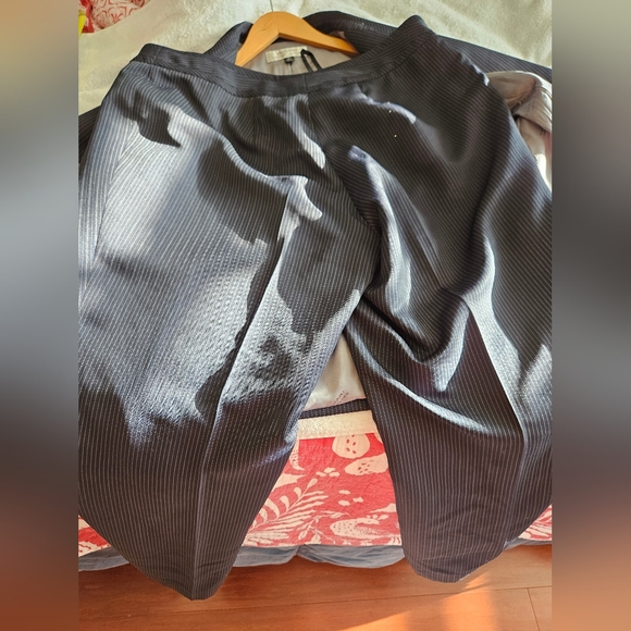 Tahari size 18 w black pinstripe silver shortsleeve pant suit and jacket - Picture 7 of 16